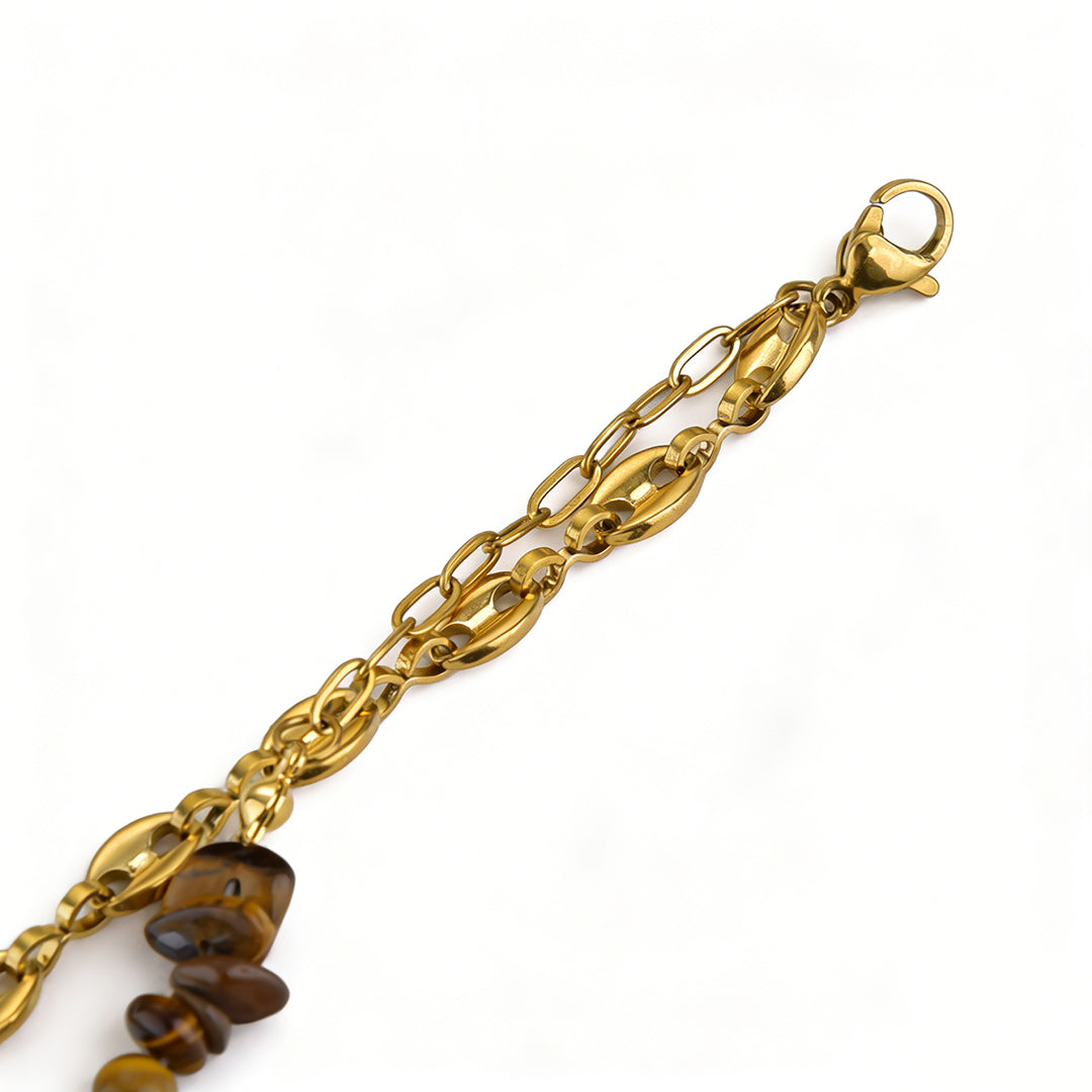 Secure clasp and extension chain on an adjustable 15+3.5cm gold flower bracelet made of steel.