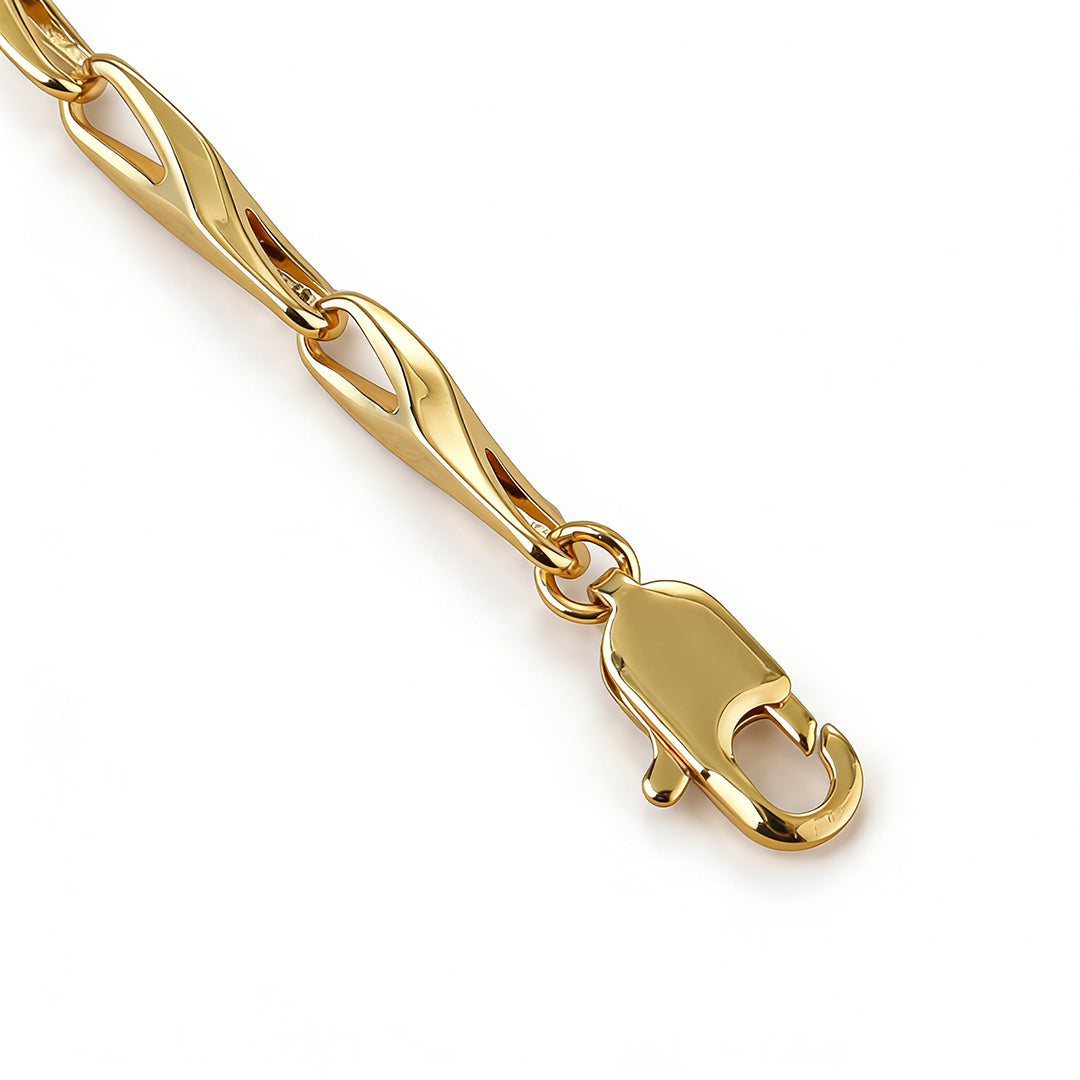 Detail of the secure spring ring clasp and 4cm extension chain on the adjustable gold pearl bracelet.