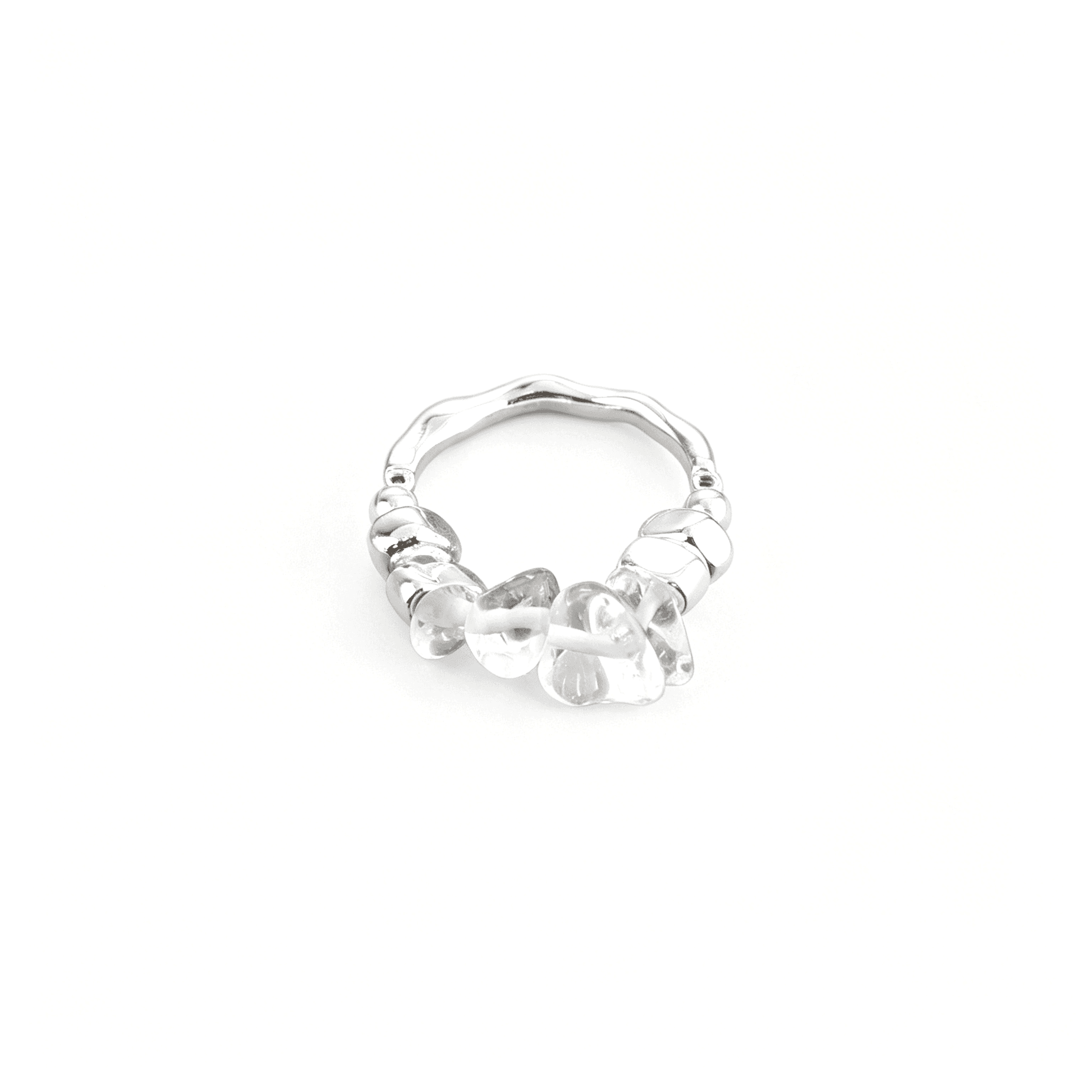 Flat lay profile of a clear quartz geometric beaded stretch ring featuring raw crystal chips and shiny silver-plated beads.
