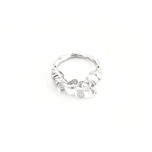 Flat lay profile of a clear quartz geometric beaded stretch ring featuring raw crystal chips and shiny silver-plated beads.