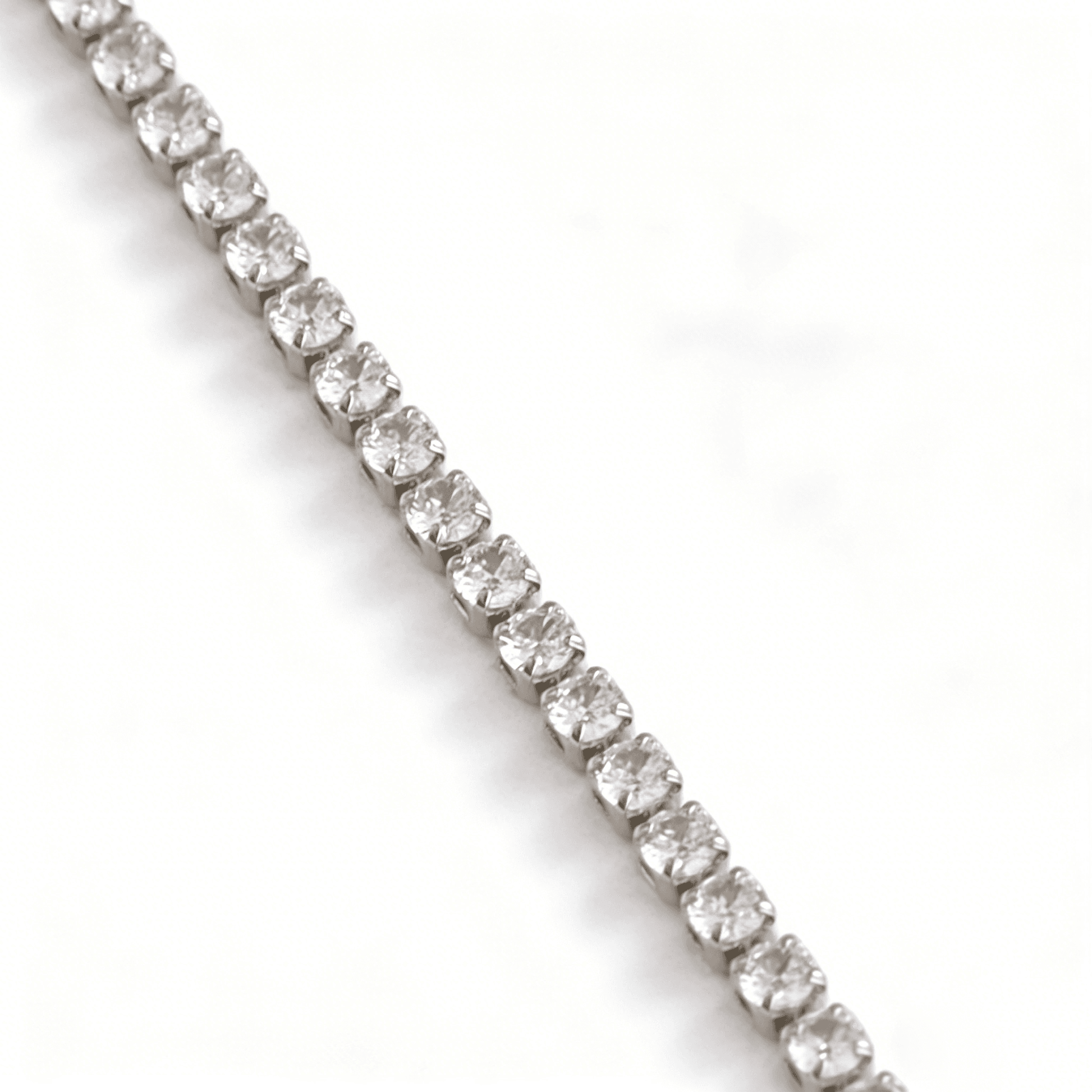 High-shine 19cm cubic zirconia tennis bracelet, a tarnish-resistant and hypoallergenic jewelry essential.