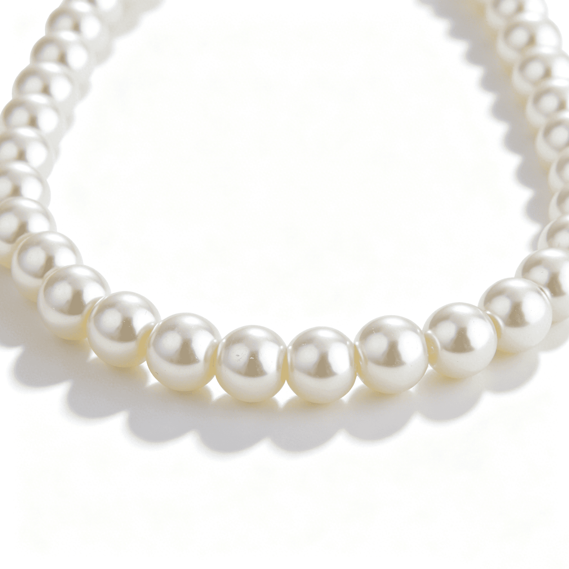 The radiant glow of the 10mm pearl on the Ever P. pearl choker necklace, showcasing its smooth and elegant surface.