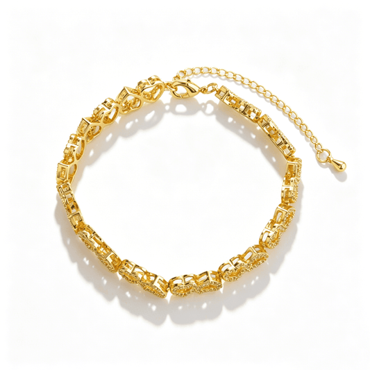 The 17+5cm adjustable chain of the Ever P. heart link bracelet, ensuring a perfect fit.