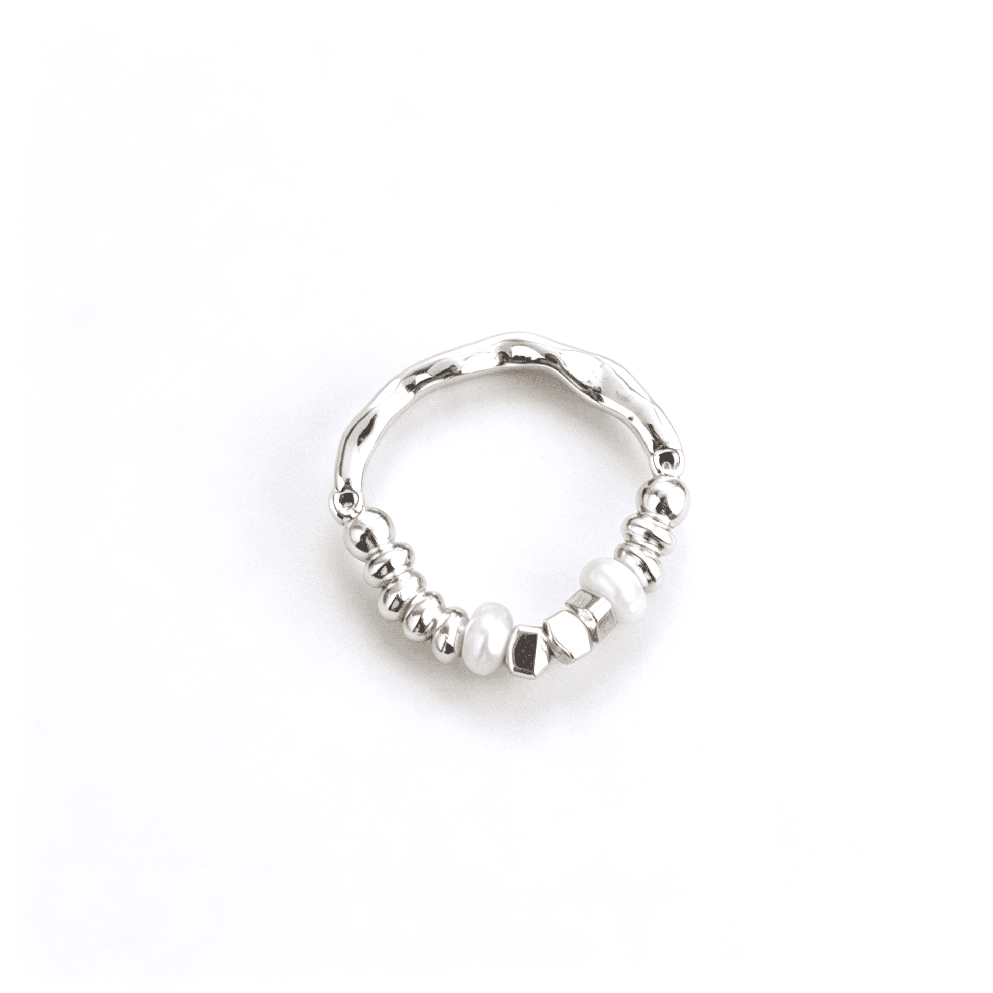 Detailed perspective highlighting the asymmetric contrast between the luminous pearl and liquid metal gold rings profile.