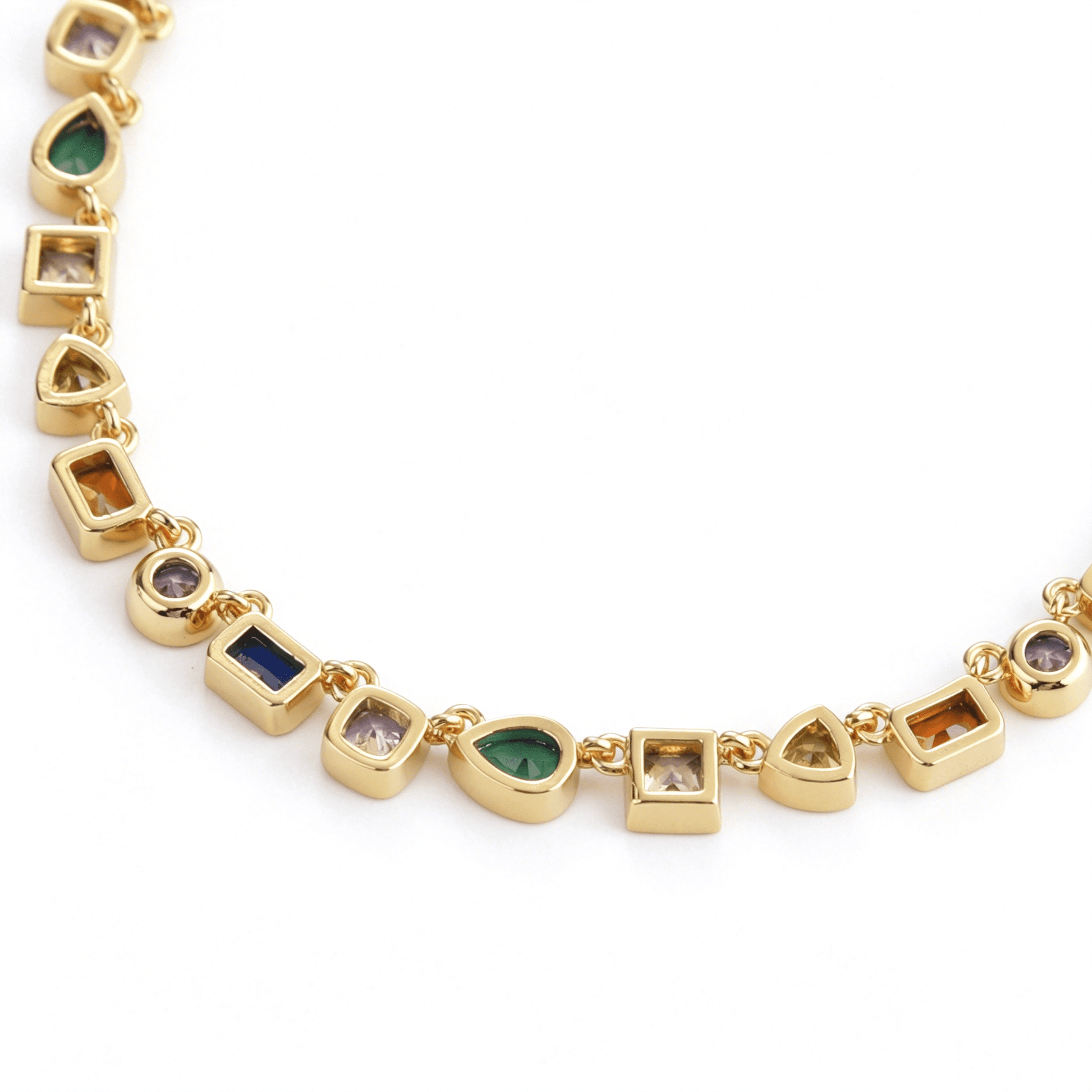Flat lay display illustrating the 32cm short collar structure with the 10cm adjustable extender chain.