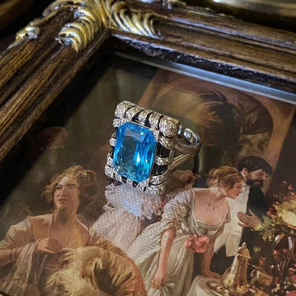 Sculptural detail of the niche design aquamarine ring showing the adjustable band.