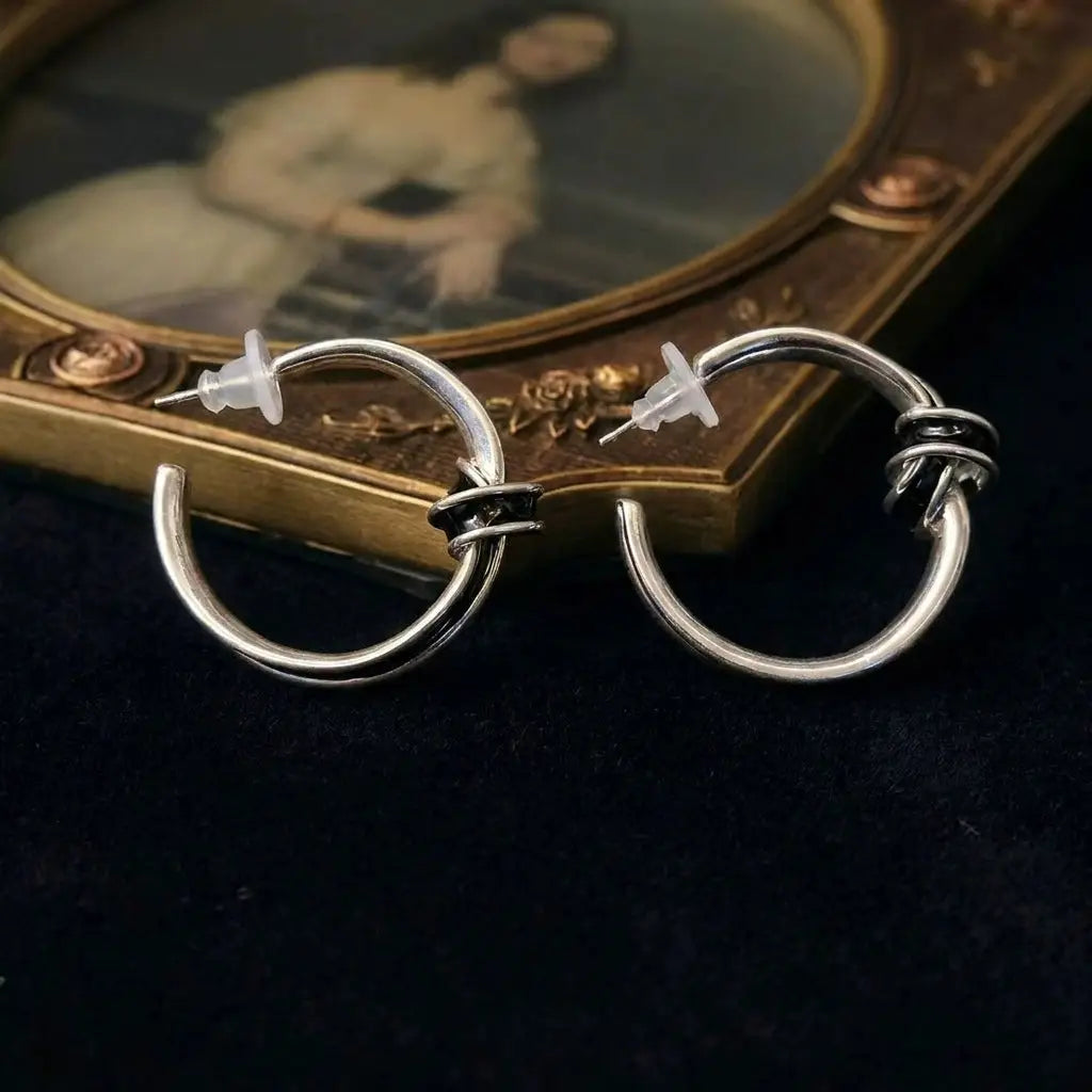 Detailed structure of the twisted molten metal design on the 18K gold plated vintage earrings.
