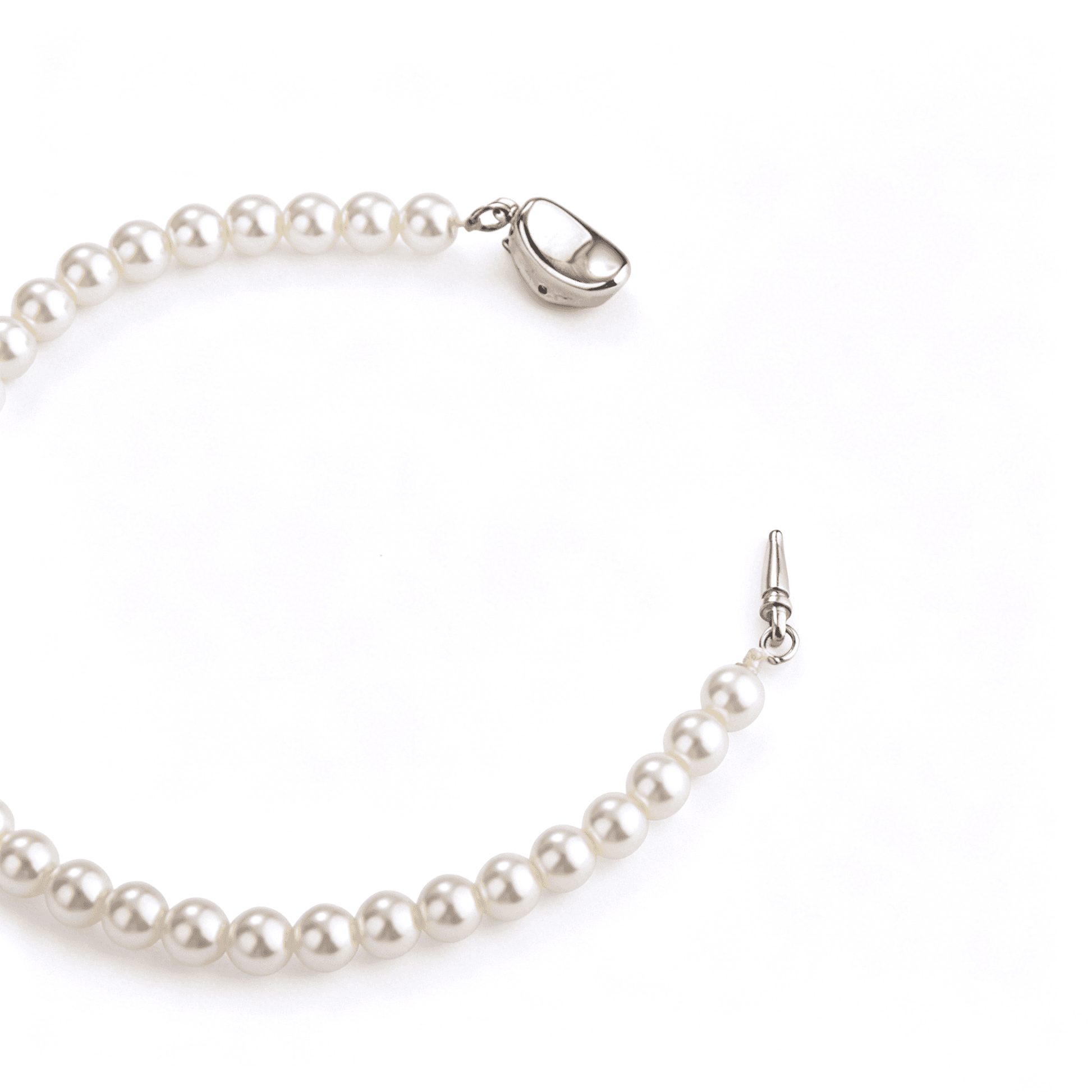 High-definition texture shot highlighting the delicate 5mm beads and the polished geometric link pattern.