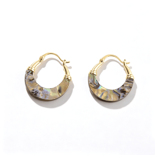 Close-up of the 2.1cm Ever P. vintage shell earrings, highlighting the unique natural shimmer of the mother of pearl.
