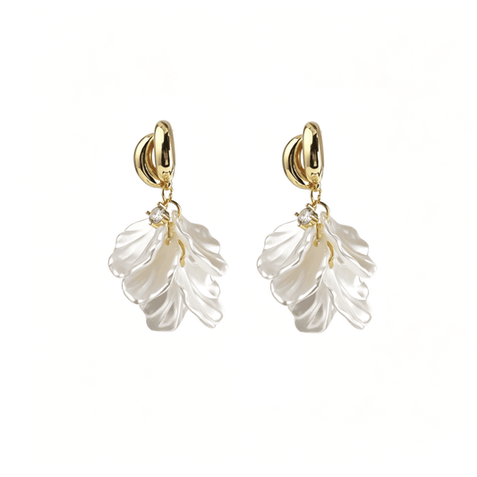 Front view of the French vintage pearlescent petal hoop earrings highlighting the interlocking gold hoops and shimmering luster.$$独立站$$