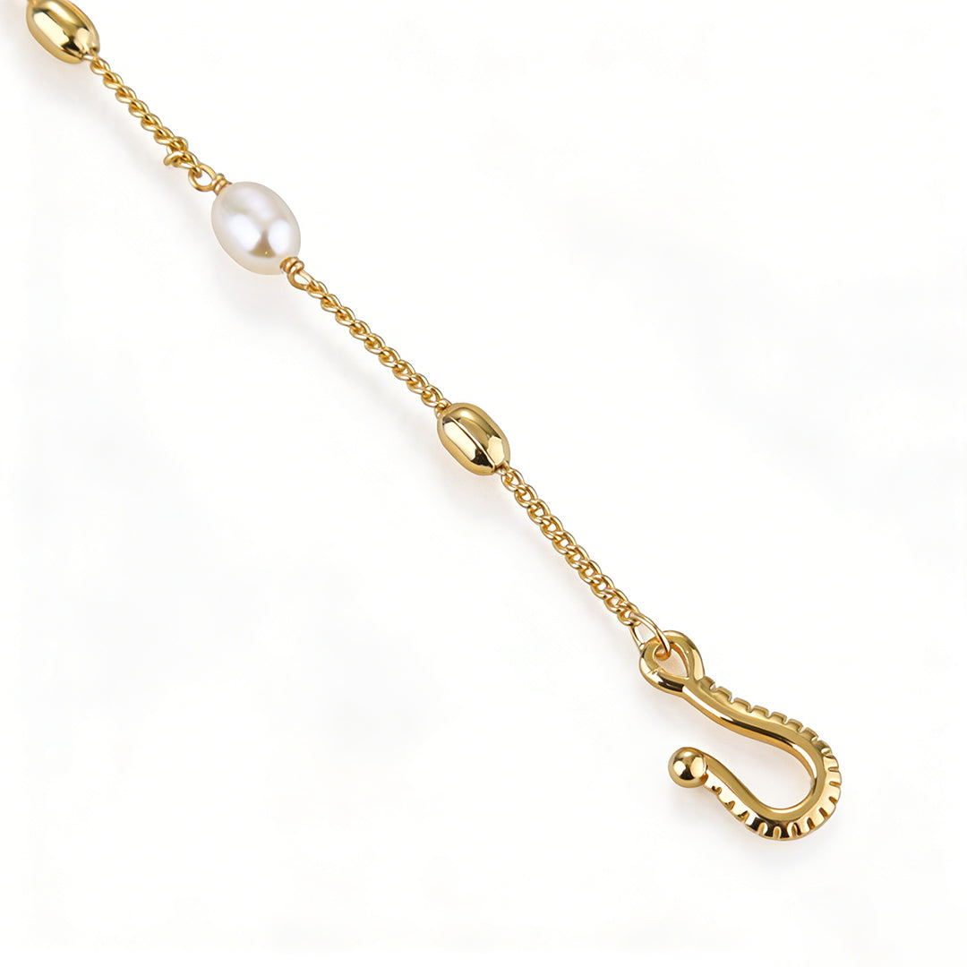 An elegant yet bold geometric gold link bracelet, perfect for a modern minimalist jewelry look.