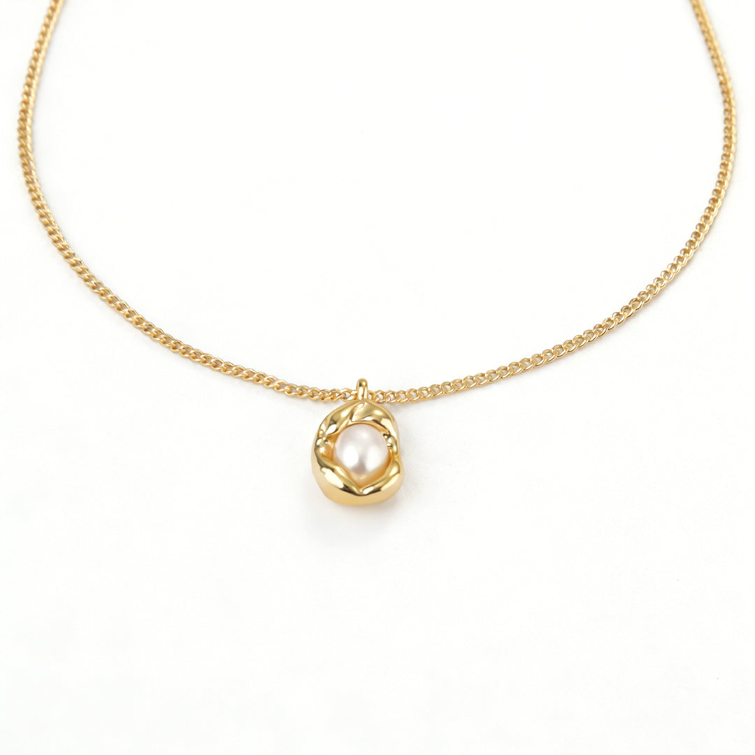 A delicate natural pearl pendant necklace for women, 40+5cm adjustable length.
