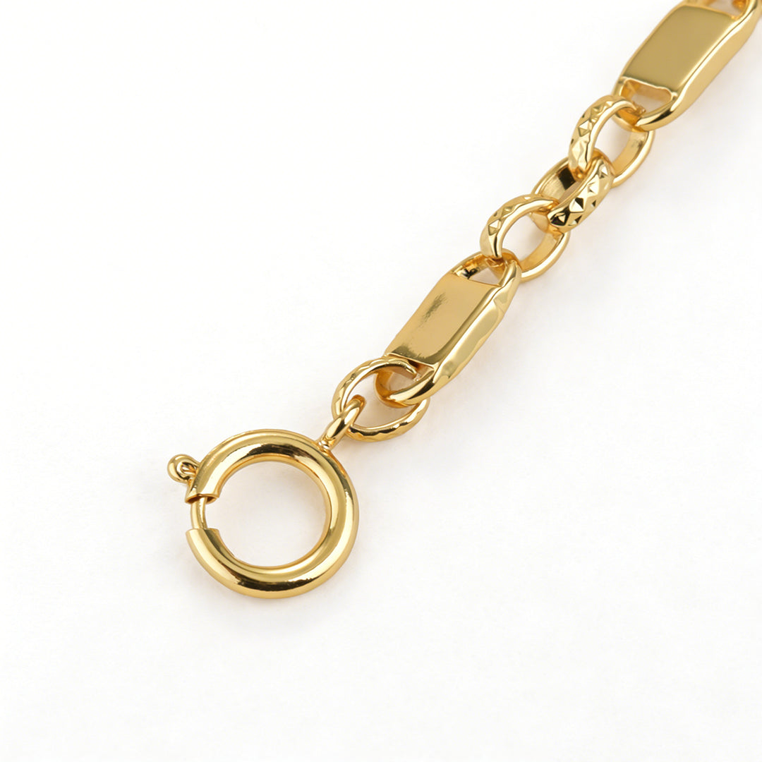 Sturdy 18k gold plated spring ring clasp and adjustable extender links of the bracelet.