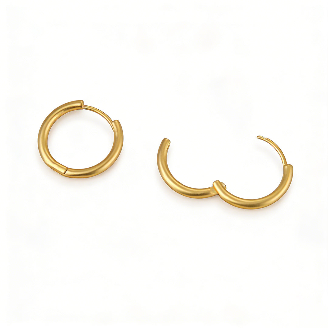 Small gold hoops featuring a wavy textured surface, 1.8cm minimalist design.