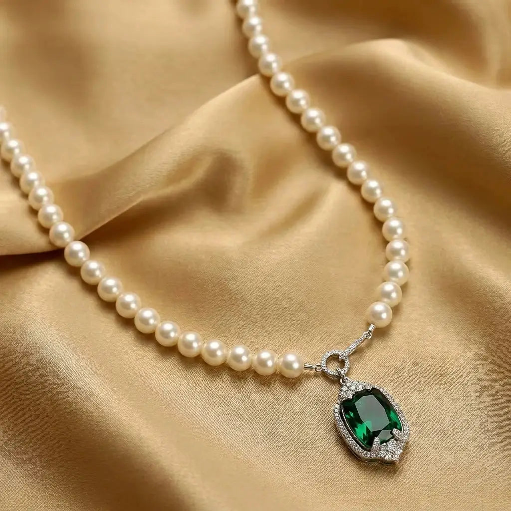Detailed side view of the 48cm light luxury vintage emerald rhinestone pendant and hand-knotted pearl strand chain.